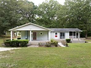 view of front of property featuring covered porch and a front yard