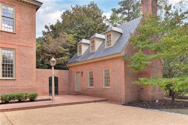 view of front of property featuring a patio area