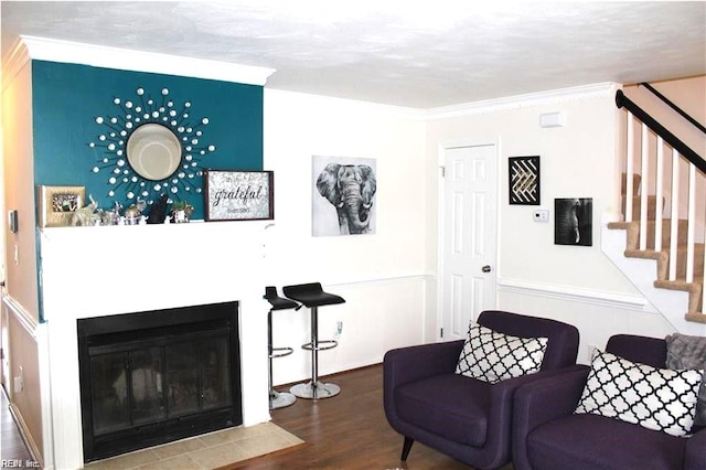 living room featuring hardwood / wood-style floors and crown molding