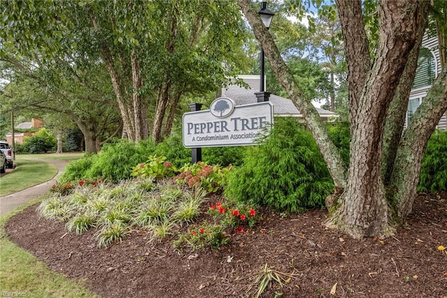 view of community / neighborhood sign