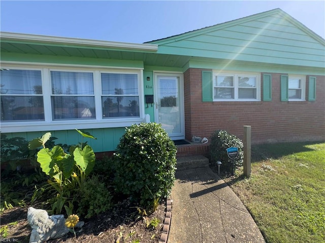 view of front facade with a front yard