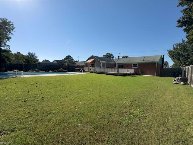 view of yard featuring a fenced in pool