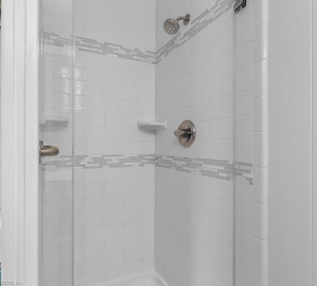 bathroom featuring tiled shower