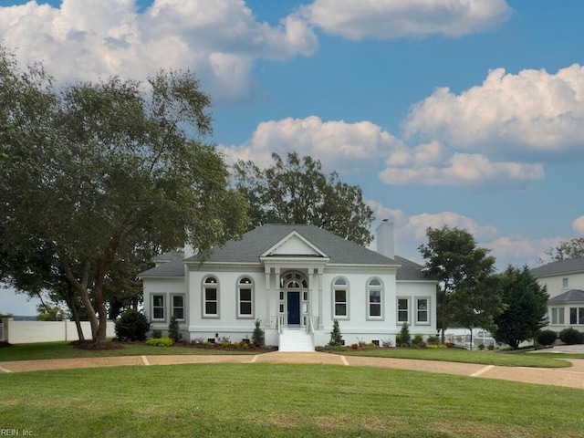 view of front of home featuring a front yard