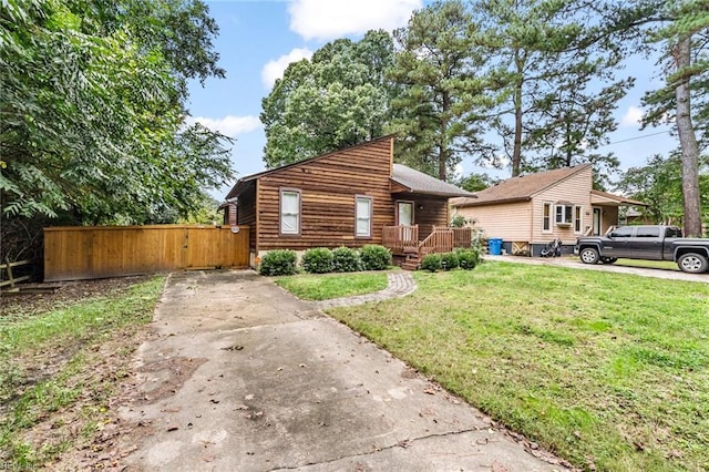 view of front of property featuring a front yard