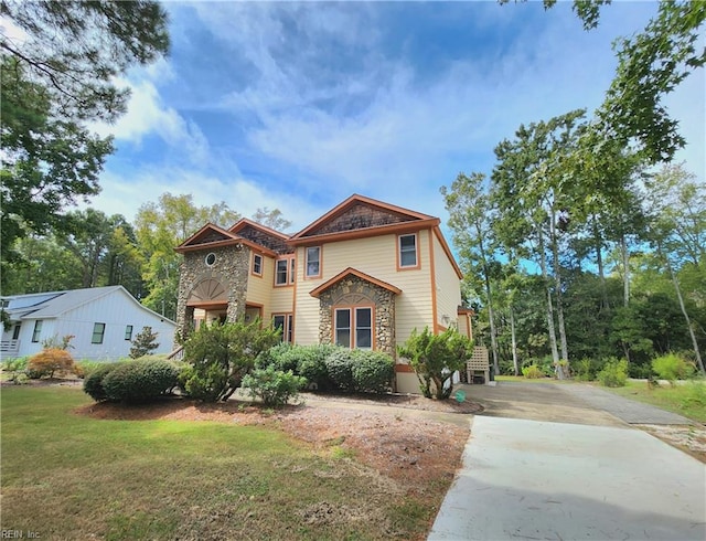 view of front of house featuring a front lawn