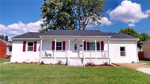 view of front of home featuring a front lawn and covered porch