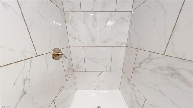 bathroom featuring a tile shower