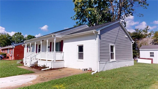 view of front of home featuring a porch and a front lawn