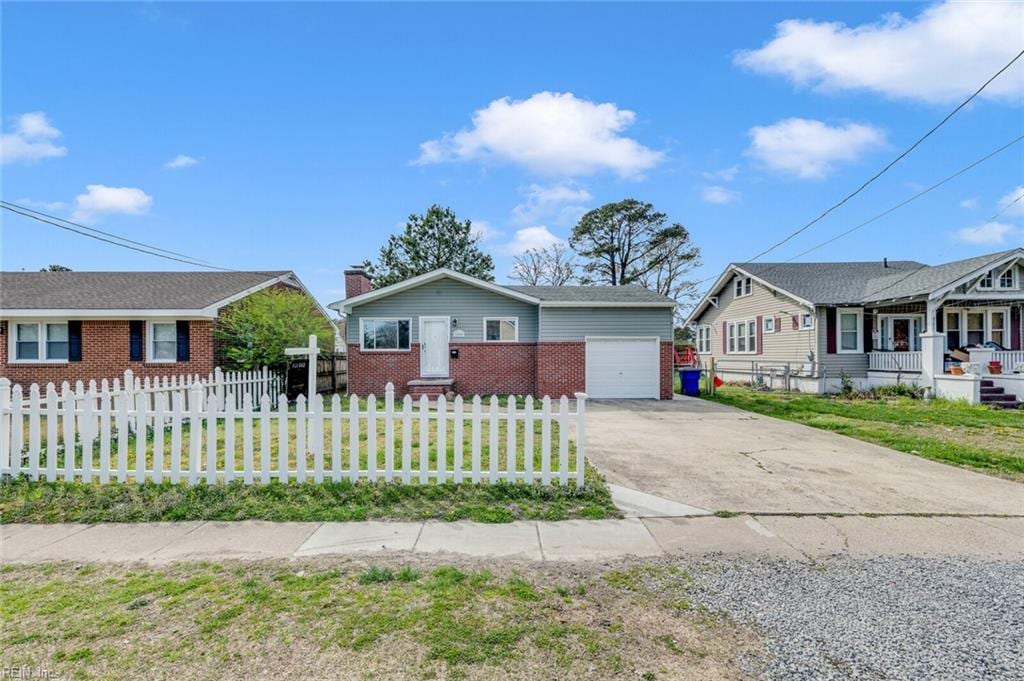 view of front of house with a front lawn