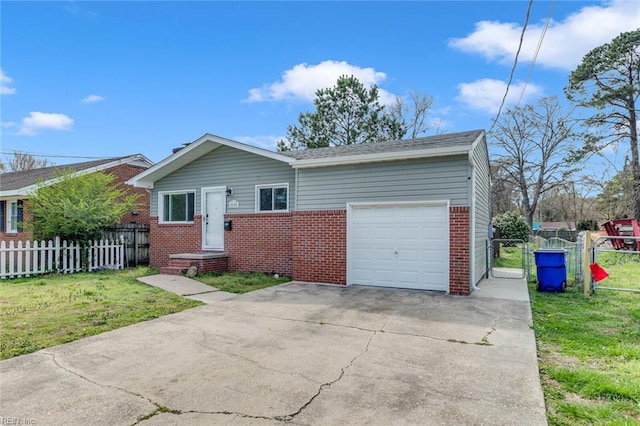 view of front of home featuring a front yard and a garage