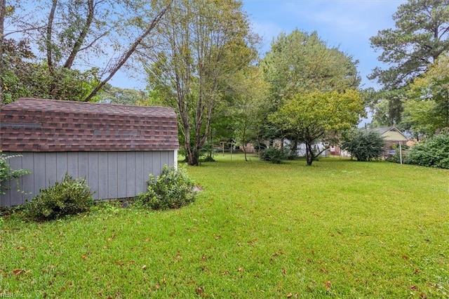 view of yard featuring a storage unit