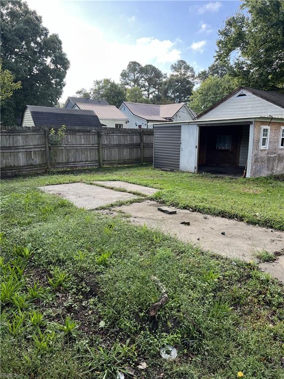 view of yard with a storage shed