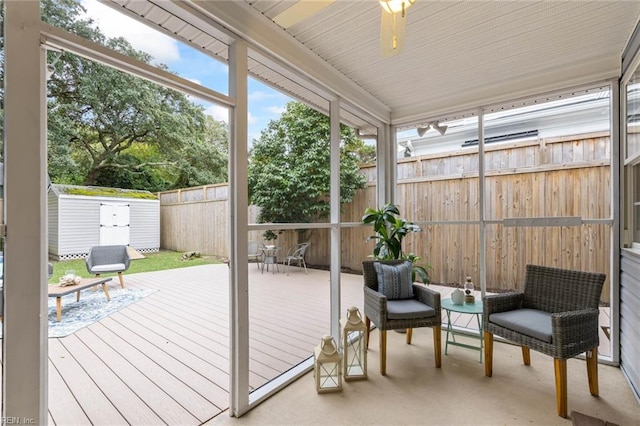 sunroom / solarium with ceiling fan