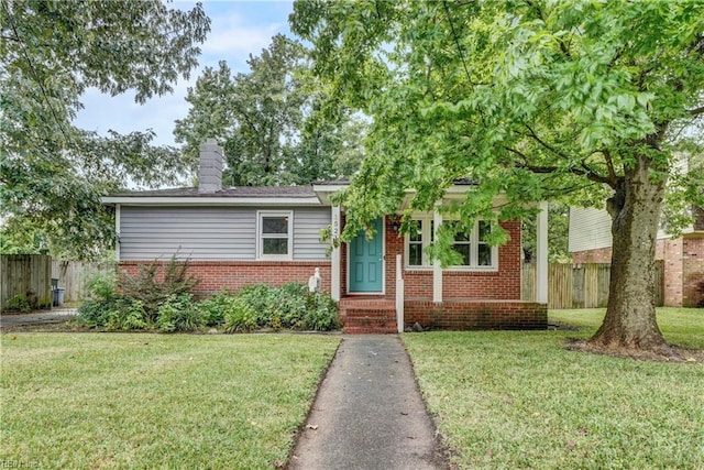 view of front of house featuring a front lawn