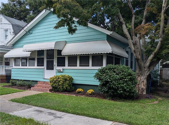 view of front facade featuring a front yard