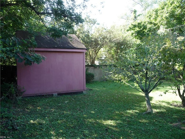 view of yard with a shed