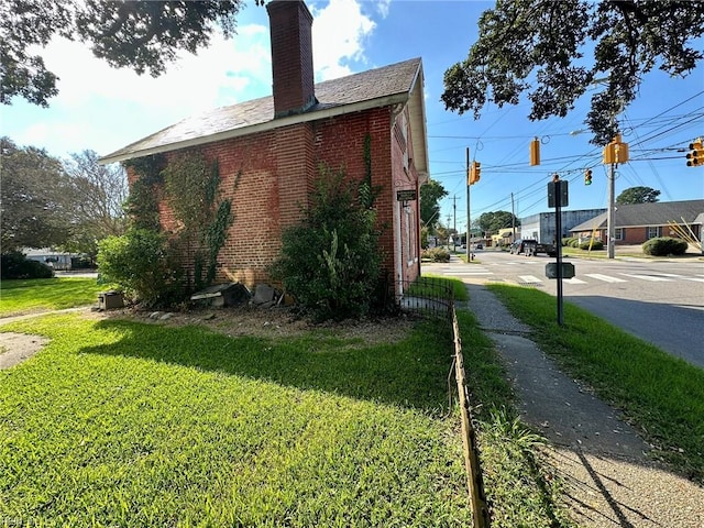 view of side of property featuring a lawn