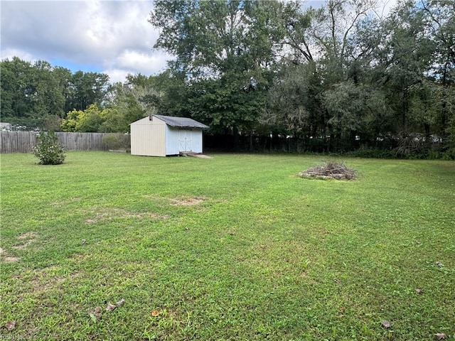 view of yard featuring a shed