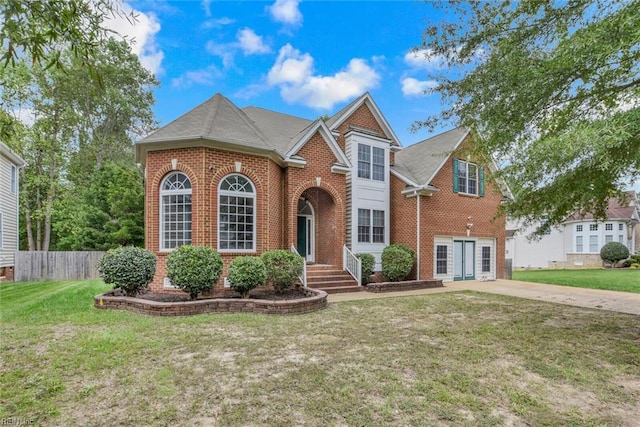 view of front of property featuring a front lawn