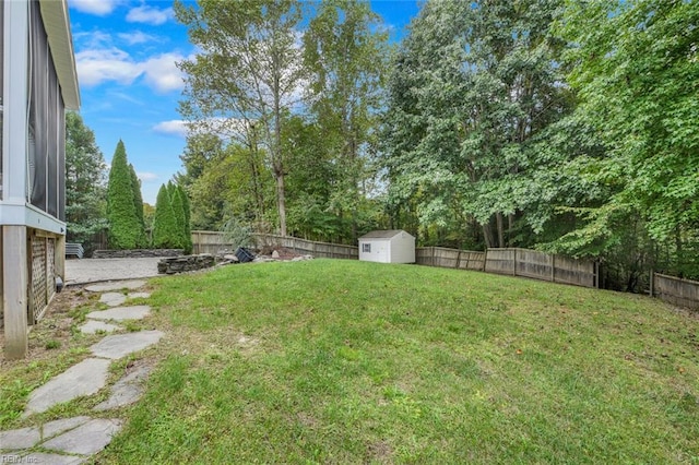 view of yard featuring a shed