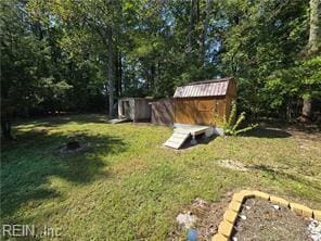 view of yard featuring a storage unit