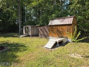 view of yard featuring a storage unit