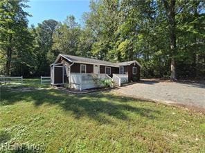 view of front of property featuring a front yard