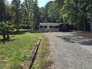 view of front of home featuring a front yard