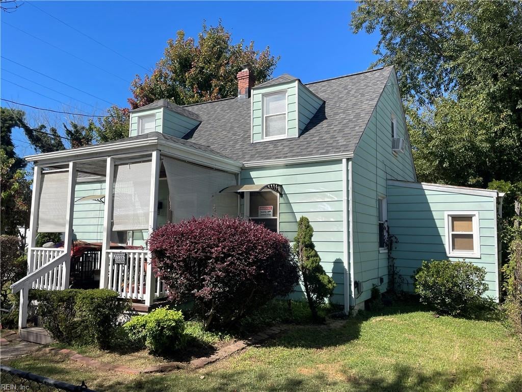 view of front of house featuring a front yard