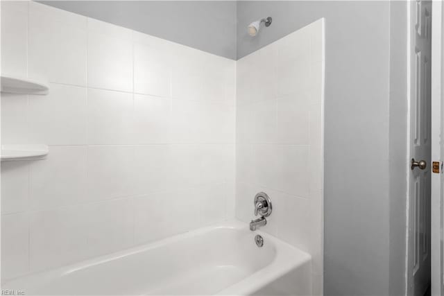 bathroom featuring tiled shower / bath combo