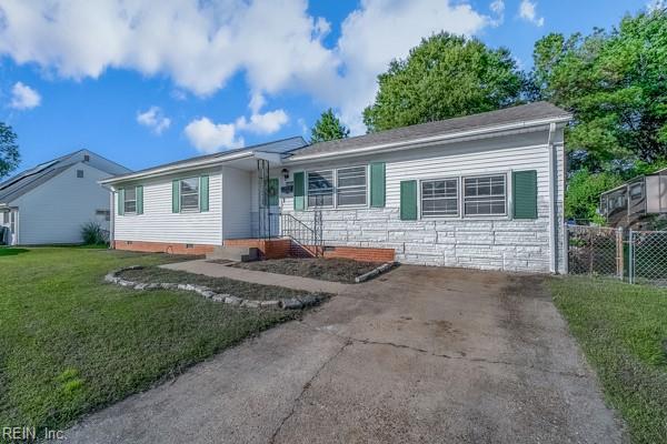 single story home featuring a front lawn