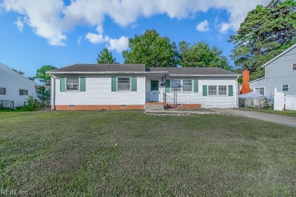 view of front of home with a front yard