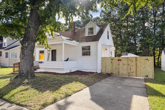 view of front of house featuring a front lawn