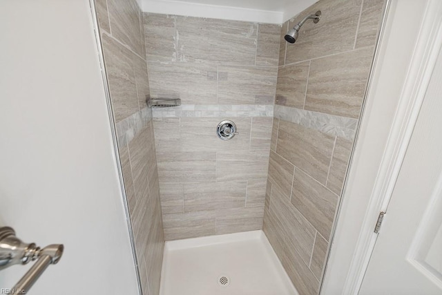 bathroom featuring tiled shower