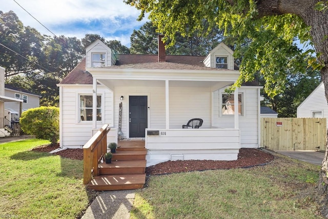 view of front facade featuring a front yard