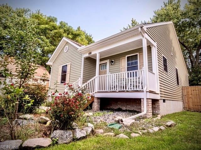 view of front of property featuring a porch