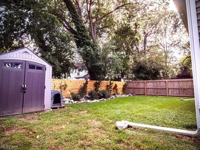 view of yard with a storage unit