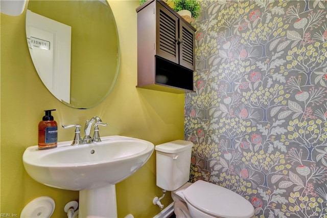 bathroom featuring sink and toilet