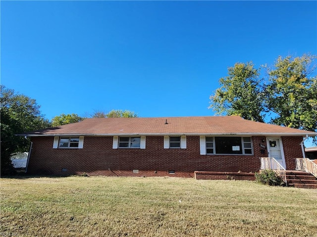 view of front of house featuring a front lawn