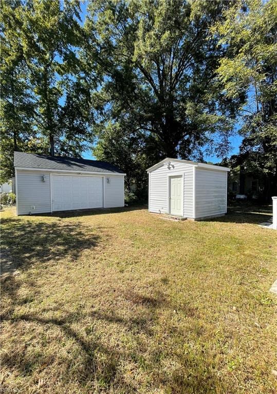 view of yard featuring a storage shed