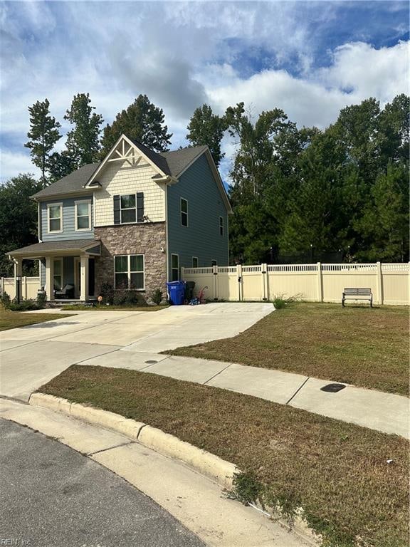 view of front of home featuring a front yard