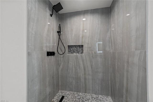 bathroom featuring tiled shower