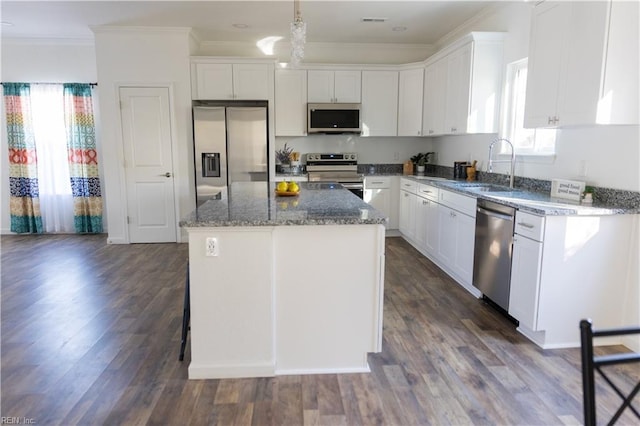 kitchen featuring sink, a center island, stainless steel appliances, dark hardwood / wood-style floors, and white cabinets