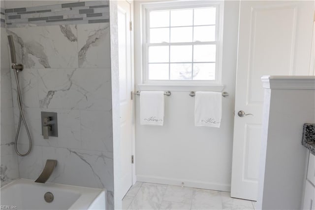 bathroom featuring tiled shower / bath combo