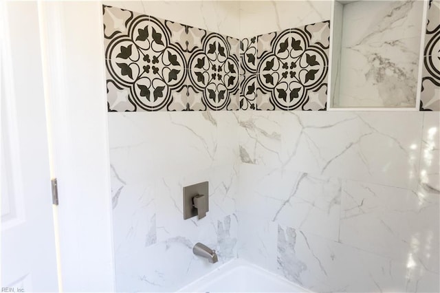 bathroom featuring tiled shower / bath combo