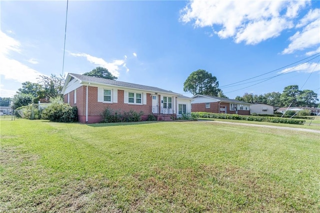 single story home with a front lawn