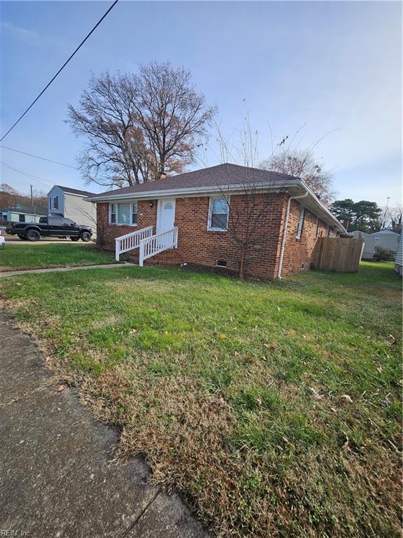 ranch-style home with a front lawn