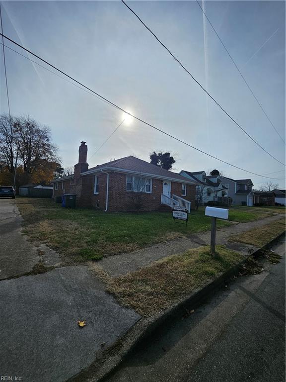 view of front facade featuring a front lawn