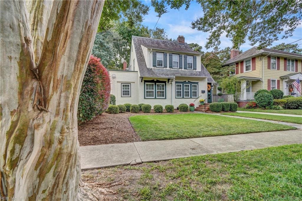 view of front of home with a front lawn